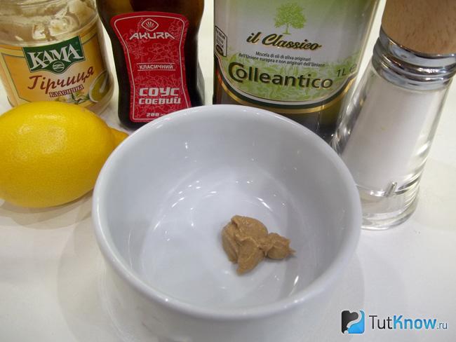маринад для рыбы с лимоном и горчицей. 1495740691 3. маринад для рыбы с лимоном и горчицей фото. маринад для рыбы с лимоном и горчицей-1495740691 3. картинка маринад для рыбы с лимоном и горчицей. картинка 1495740691 3. Если будете этот маринад использовать для замачивания рыбы, то тушки желательно брать морские, без резкого характерного рыбного запаха тины и с минимальной костистостью. Прекрасно подойдет не жирное филе. Дорогие сорта рыбы, к примеру, лососевые виды не обязательны, поскольку первую скрипку в данном блюде играет именно пикантный маринад. А вкус красной рыбы идеален в самостоятельном виде и его ничем не нужно дополнять. Также с этим соусом любой салат из свежих овощей станет изысканным и ярким.