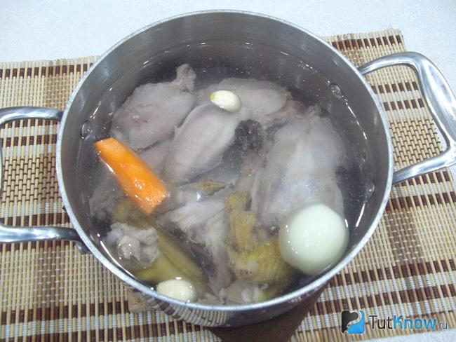 К курице добавлен лук и морковь