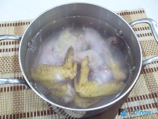 Курица залита водой