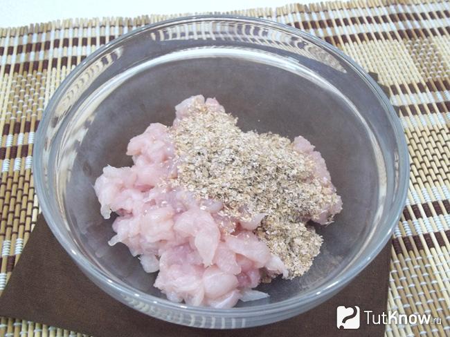 К мясу насыпаны сухари