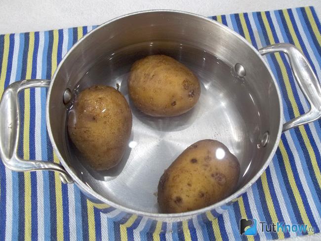 Картошку варить в холодной или горячей воде. Картошка в мундире в кастрюле. Картофель варится. Картофель вареный в мундире. Картофель в кастрюле.