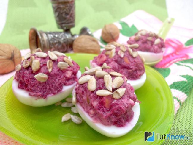 Готовые яйца фаршированные свеклой и орехами