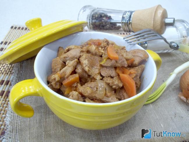 Готовое мясо с овощами в томате