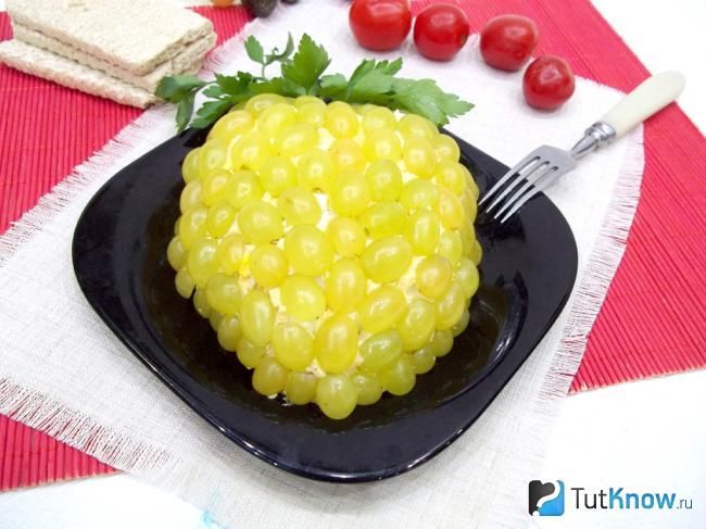 Готовый салат с курицей, сыром и виноградом