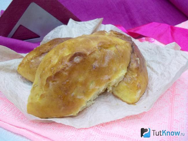 Готовые дрожжевые пирожки с картофельной начинкой