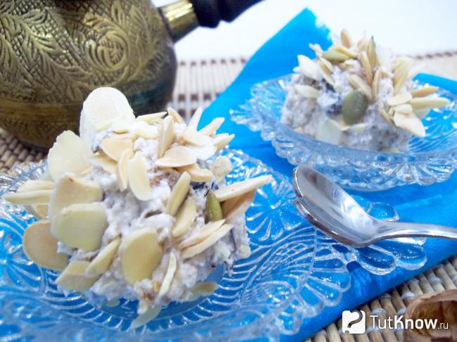 Готовый десерт без выпечки из творога, чернослива и хлебцов