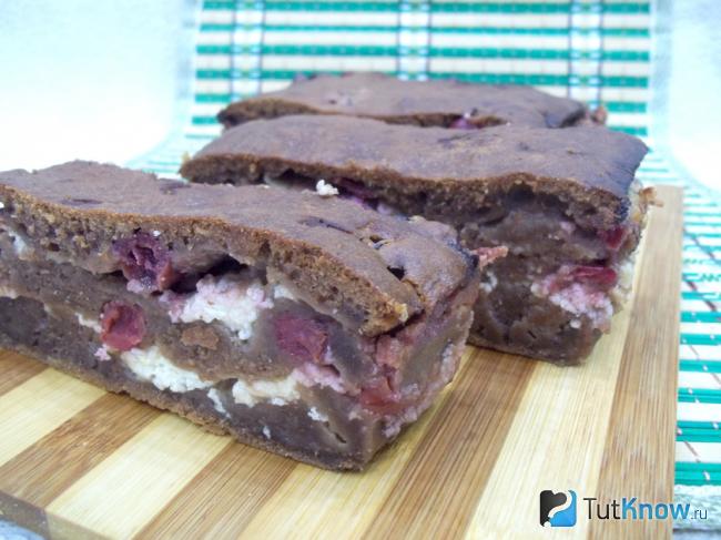 Готовое брауни с творогом и вишней