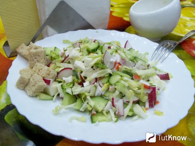 Готовый свежий овощной салат с крабовыми палочками и сыром