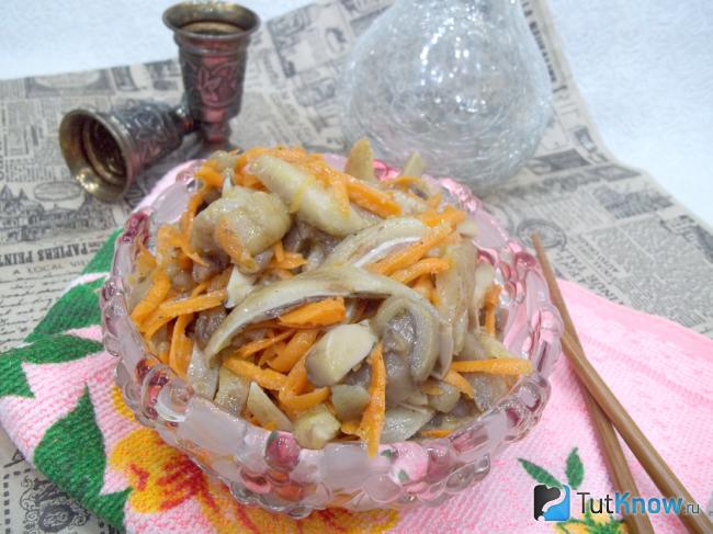 Готовый корейский салат из моркови, свиных ушек и маринованных грибов