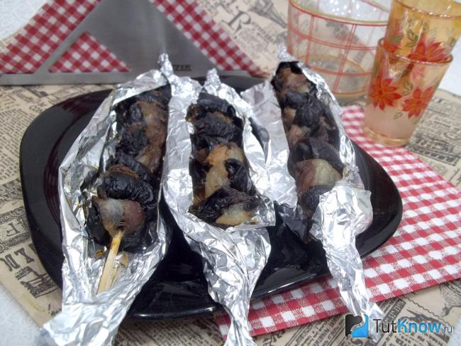 Готовый шашлык из чернослива и бекона