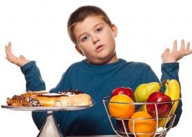 Подросток с двумя тарелками еды