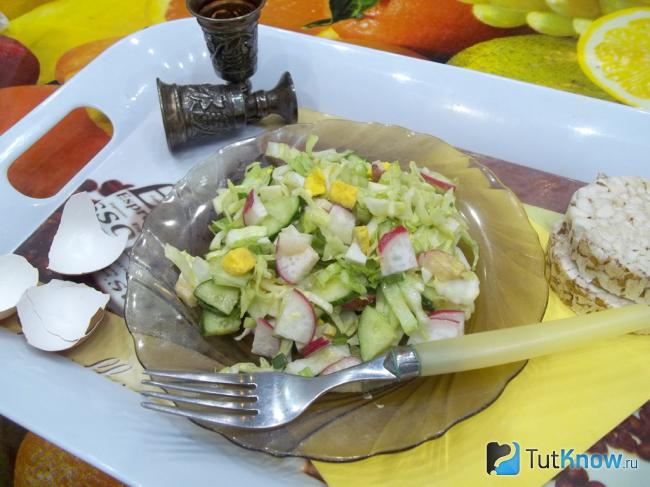 Готовый овощной салат с яйцами