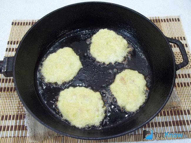 Картофельное тесто выложено на сковороду