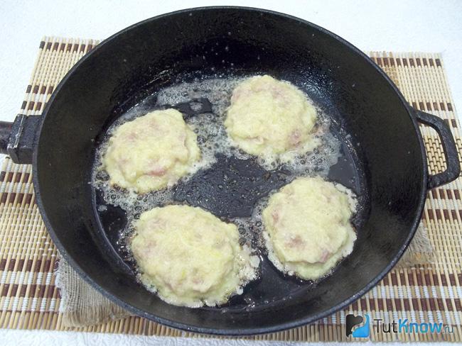 Мясной фарш прикрыт картофельным тестом