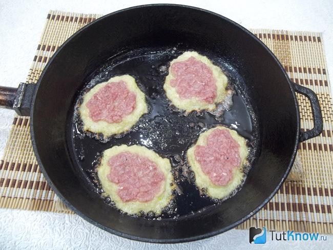 На картофельное тесто выложен мясной фарш