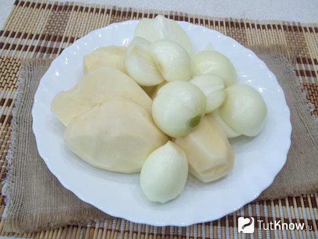 Картофель и лук очищены