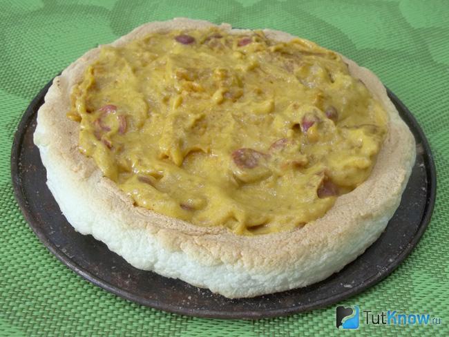 Крем выложен на белковый корж