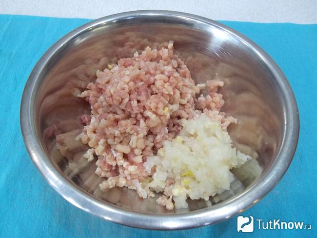 Мясо и лук перекручены