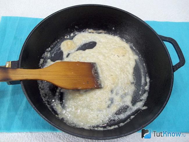 Сливочное масло с мукой жарятся