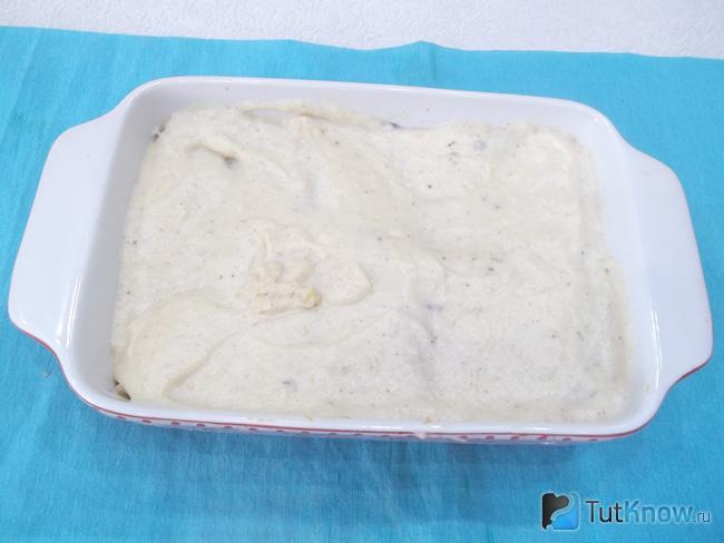 Каннеллони залиты соусом
