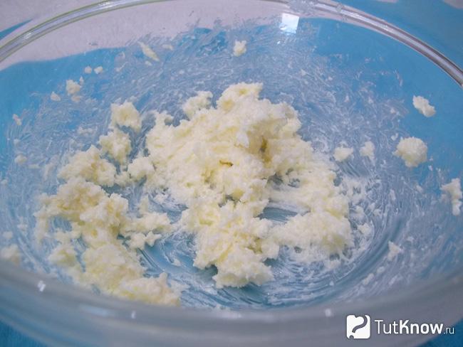 Масло с сахаром взбито