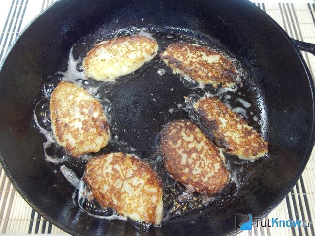 Латкес жарится на сковороде