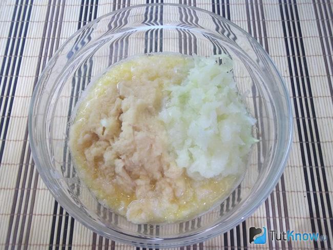 Картофель и лук натерт на терке