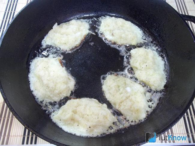 Латкес жарится на сковороде