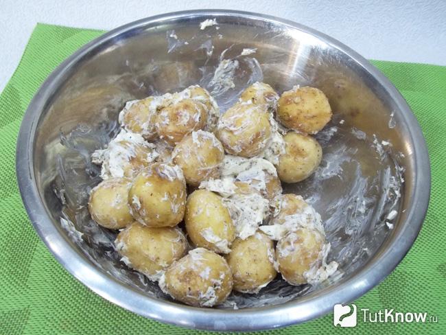 Картофель перемешан с маслом и специями