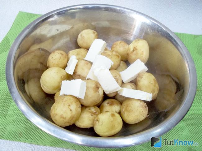 К картофелю добавлено масло