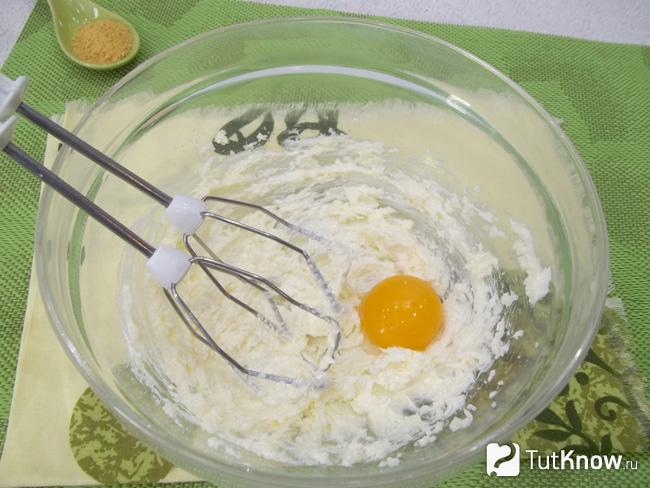 Масло взбито с сахаром и добавлены яйца