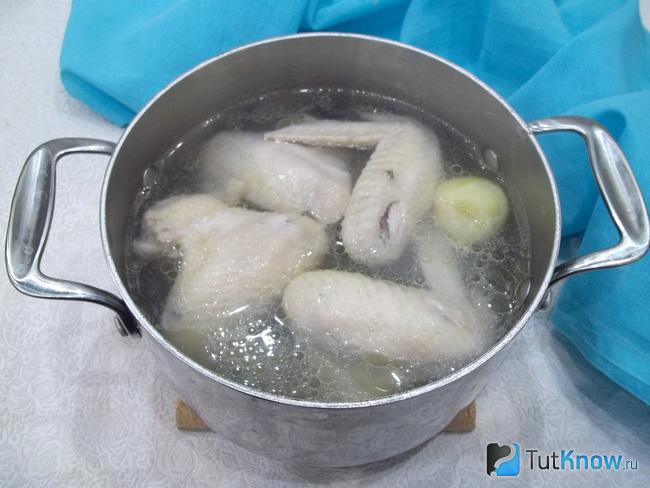 Куриные крылья варятся