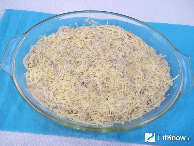 Пельмени присыпаны сырной стружкой