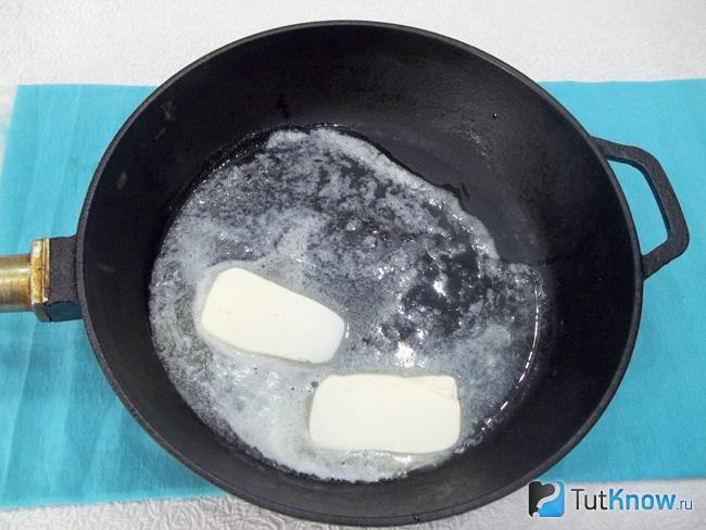 Масло топится на сковороде