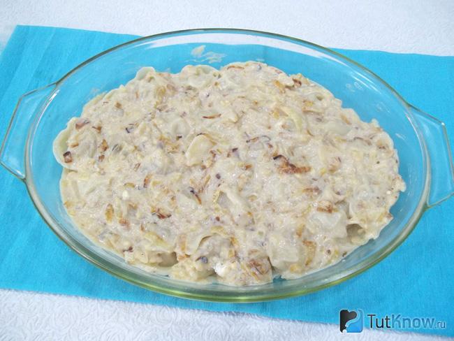 Пельмени залиты соусом
