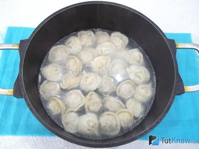 Пельмени варятся