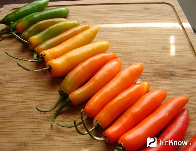 Перец серрано на кухонной доске