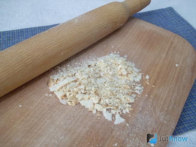 Обрезки коржа измельчены