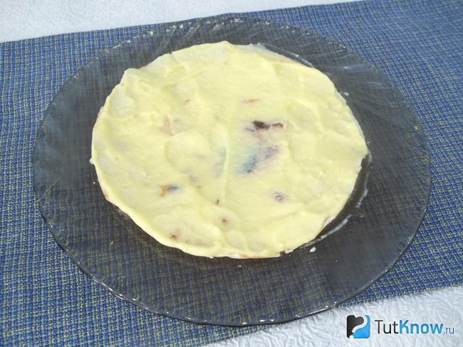 Коржи лаваша прослаиваются кремом