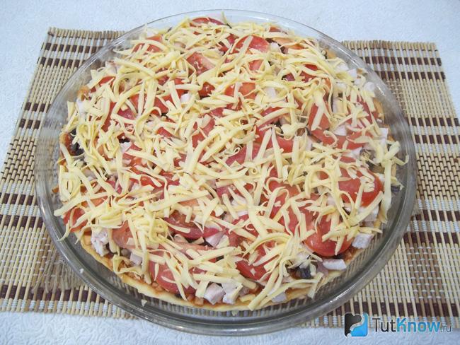 Пицца присыпана сыром