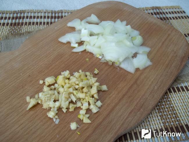 Лук с чесноком нарезаны
