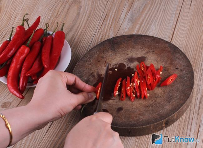 курица с кайенским перцем. 1497714147 narezka kayenskogo perca. курица с кайенским перцем фото. курица с кайенским перцем-1497714147 narezka kayenskogo perca. картинка курица с кайенским перцем. картинка 1497714147 narezka kayenskogo perca. Мясо птицы остается самым популярным для москвичей – его покупают чаще, чем свинину и говядину. Мы узнали у шеф-повара рецепты оригинальных праздничных блюд из курицы, которыми можно удивить гостей и домочадцев.