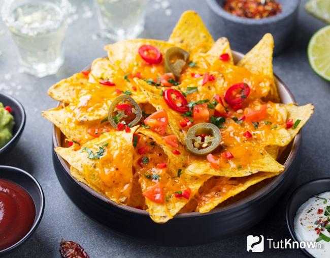 курица с кайенским перцем. 1497715809 chipsy nachos s percem. курица с кайенским перцем фото. курица с кайенским перцем-1497715809 chipsy nachos s percem. картинка курица с кайенским перцем. картинка 1497715809 chipsy nachos s percem. Мясо птицы остается самым популярным для москвичей – его покупают чаще, чем свинину и говядину. Мы узнали у шеф-повара рецепты оригинальных праздничных блюд из курицы, которыми можно удивить гостей и домочадцев.