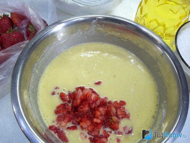 Клубника нарезана и добавлена в тесто