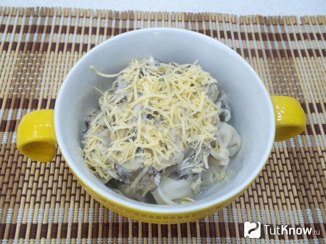 Продукты присыпаны сырной стружкой