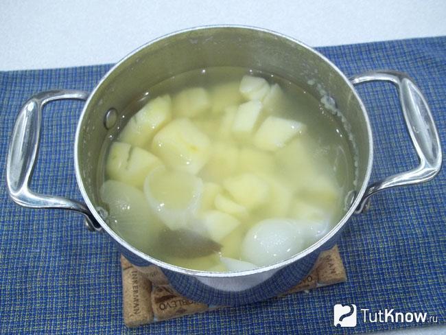 Картофель с луком варится