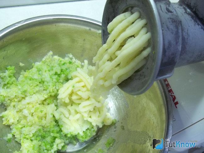 Картофель с луком перекручен