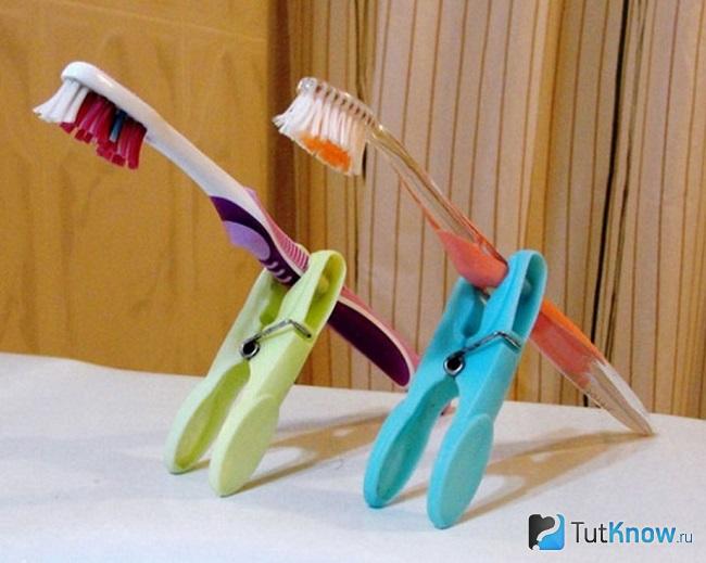 Держатели зубных щеток из прищепок