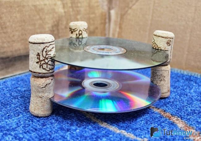 Двухъярусная подставка из компакт-дисков