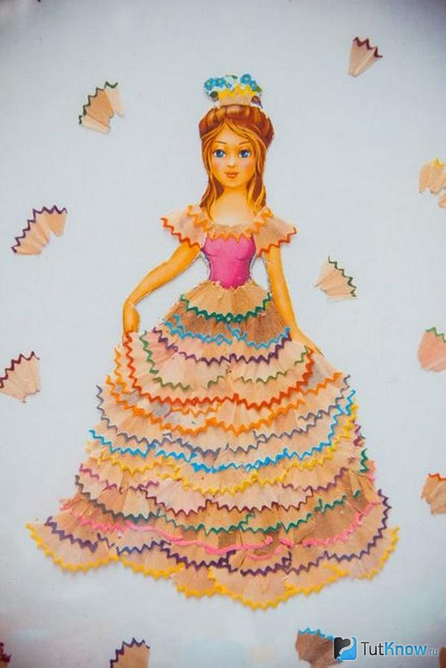 Изображение девушки в платье из стружек карандаша